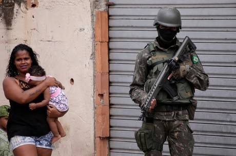 Rio tem novo fim de semana violento mesmo após intervenção Rio vive violência mesmo com intervenção na segurança
Ricardo Moraes/Reuters 27.02.2018