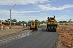 Vias de acesso estão sendo pavimentadas e ganhando obras de esgoto. (Foto:Marcelo Calazans)