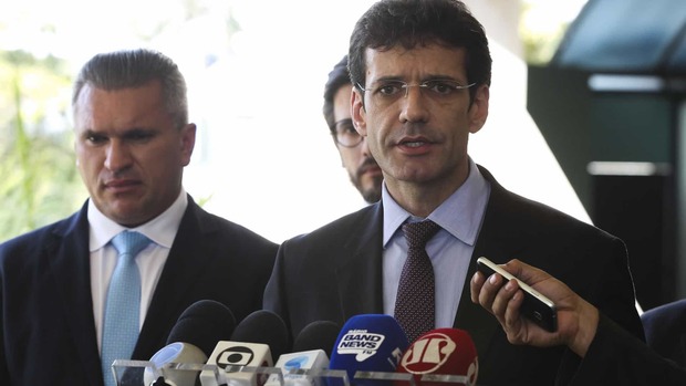 Ministro é indiciado em investigação de esquema de laranjas do PSL Ministro é indiciado em investigação de esquema de laranjas do PSL