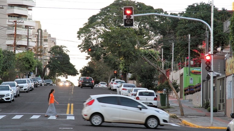 Prefeitura instala seis semáforos e reforça sinalização em pontos críticos