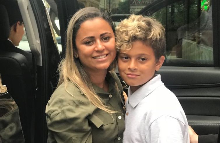 Depois de 43 dias, Justiça manda EUA reunir família brasileira A brasileira Sirley Silveira Paixão consegue autorização judicial, nos EUA, e retira filho Diego, de 10 anos, de abrigo em Chicago - Paola de Orte/Agência Brasil