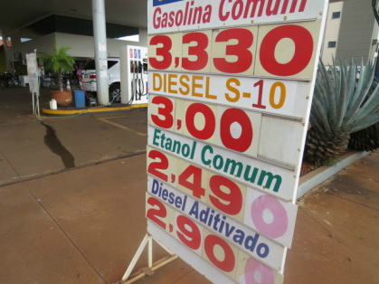 No domingo o consumidor já paga valor do combustível com reajuste Valor da gasolina em Dourados pode chegar próximo a R$ 3,60 - Foto: Rodrigo Bossolani