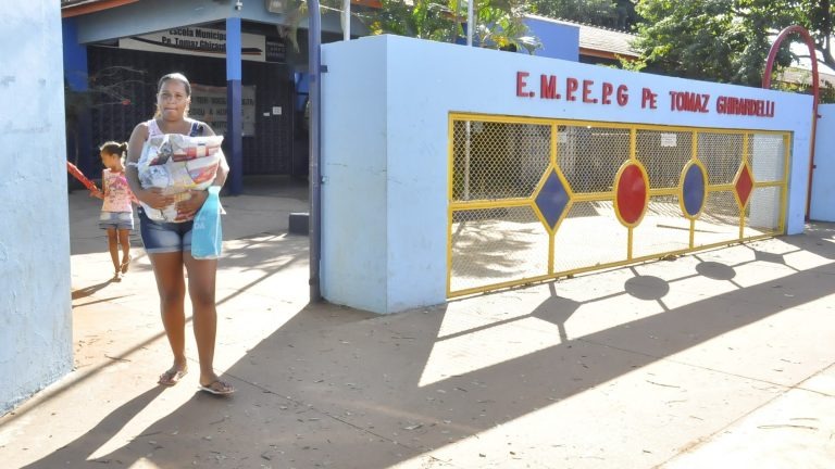 Prefeitura dá início a entrega de kits merenda para 30 escolas