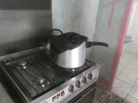 Panela esquecida no fogo causa princípio de incêndio em residência Panela esquecida no fogo causou princípio de incêndio em MS (Foto: Corpo de Bombeiros/Divulgação)