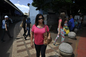 Pedestres, comerciantes e motoristas aprovam mudanças nas ruas do Mercadão Para Telma de Souza, os motoristas esquecem que também são pedestres, por isso ela aprova a instalação de semáforo na rua 15 de Novembro (Foto: Marcelo Calazans)