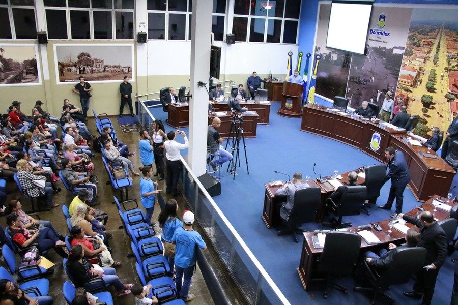Em sessão, prefeitura apresenta processo para contratação do serviço de saneamento básico Secretário de Fazendo durante discurso na tribuna da Casa de Leis (Foto: Thiago Morais)