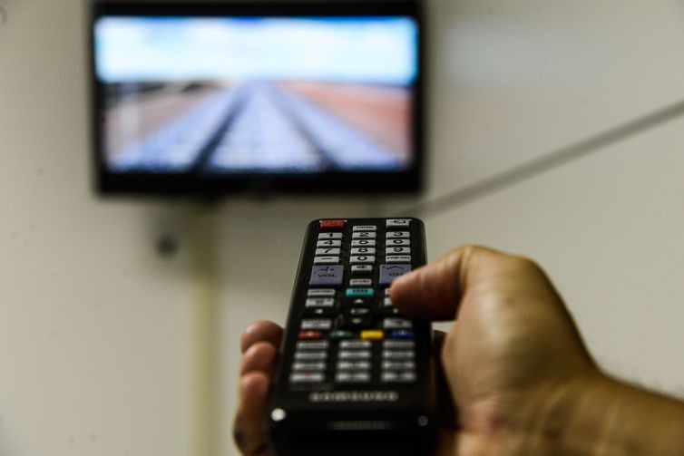 Serviço de TV por assinatura registra queda no país São Paulo obtém o maior número contratos de TV por Assinatura em operação no país, 37,61% do total (6,7 milhões) - Valter Campanato