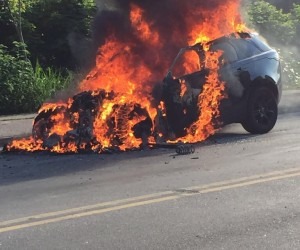 Carro de revelação do Flamengo explode enquanto jogador treinava Carro de Lucas Paquetá explode, jogador passa bem e treina normalmente - Reprodução