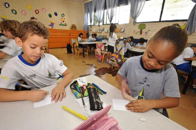 Brasil gasta 6% do PIB em educação, mas desempenho escolar é ruim Apesar de investir 6% do PIB em educação, o país está nas últimas posições em avaliações internacionais de desempenho escolar (Arquivo/ Agência Brasil)