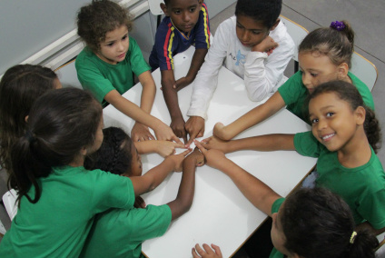 Crianças atendidas pelo Rede Solidária do Noroeste, em Campo Grande, onde será realizada a feira do livro.
