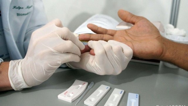 Testes rápidos de DSTs serão feitos em praças da Capital neste domingo Testes rápidos de HIV, sífilis e hepatite B. Divulgação/PMCG