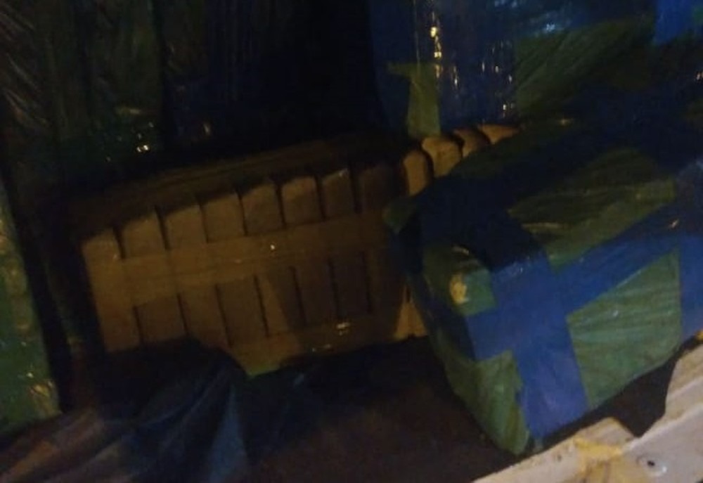 Suspeito tenta fugir de barreira, polícia atira e apreende 1.228 kg de drogas Droga estava no porta-malas do veículo. Condutor confessou que levaria a droga para Chapadão do Sul. (Foto: PRF/Divulgação)
