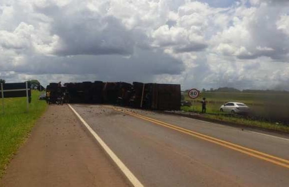 Caminhão carregado de carvão tomba na BR-262