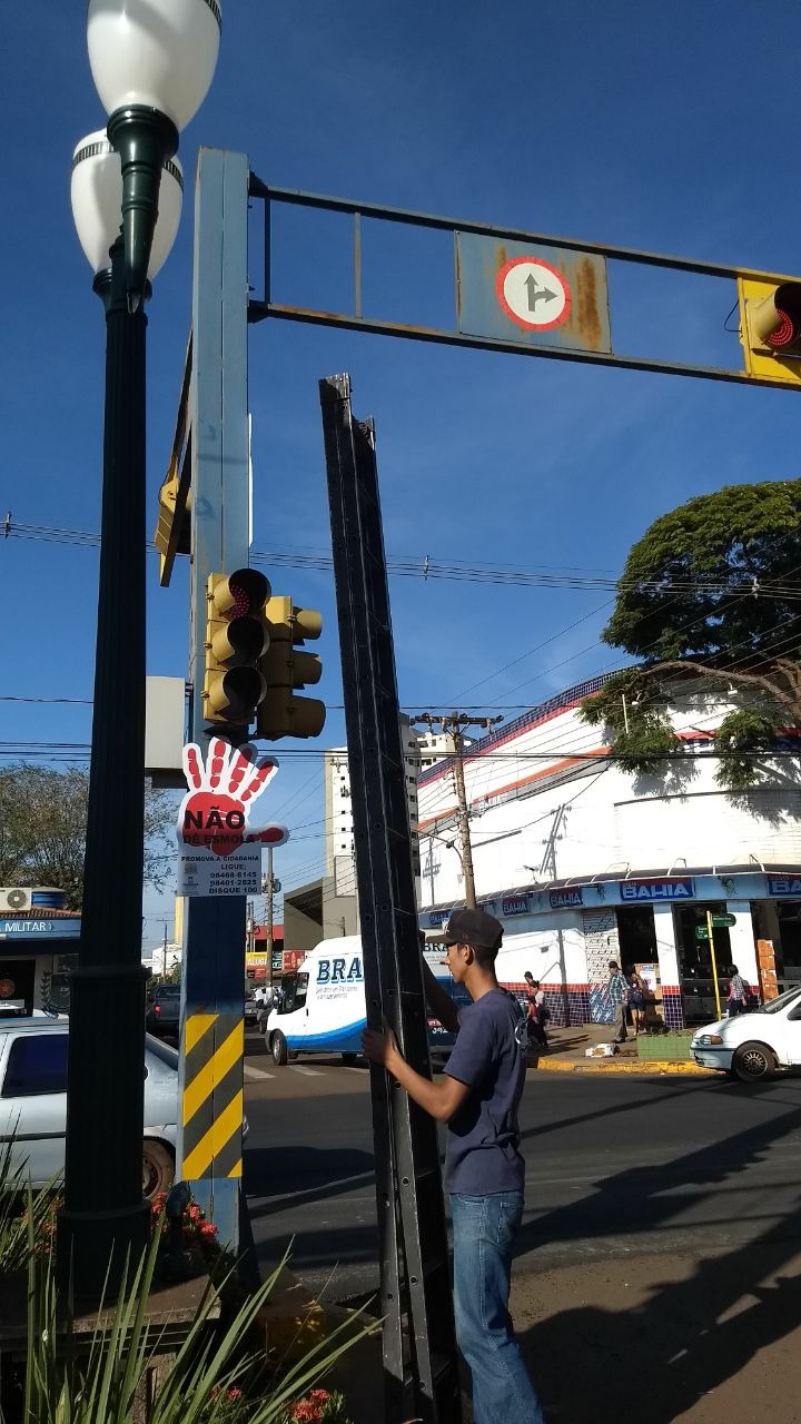 Semáforos recebem campanha "Não dê esmolas, promova a cidadania" Semáforos recebem campanha "Não dê esmolas, promova a cidadania"