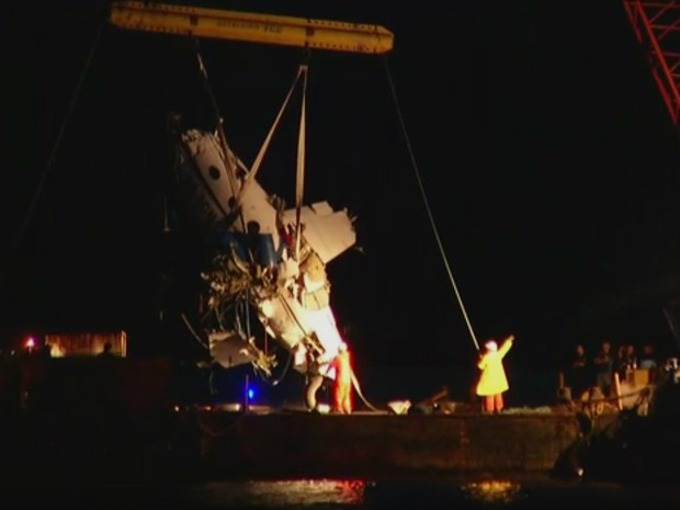 Acidente com Teori Zavascki: Avião que caiu em Paraty é retirado do mar Reprodução / TV Globo