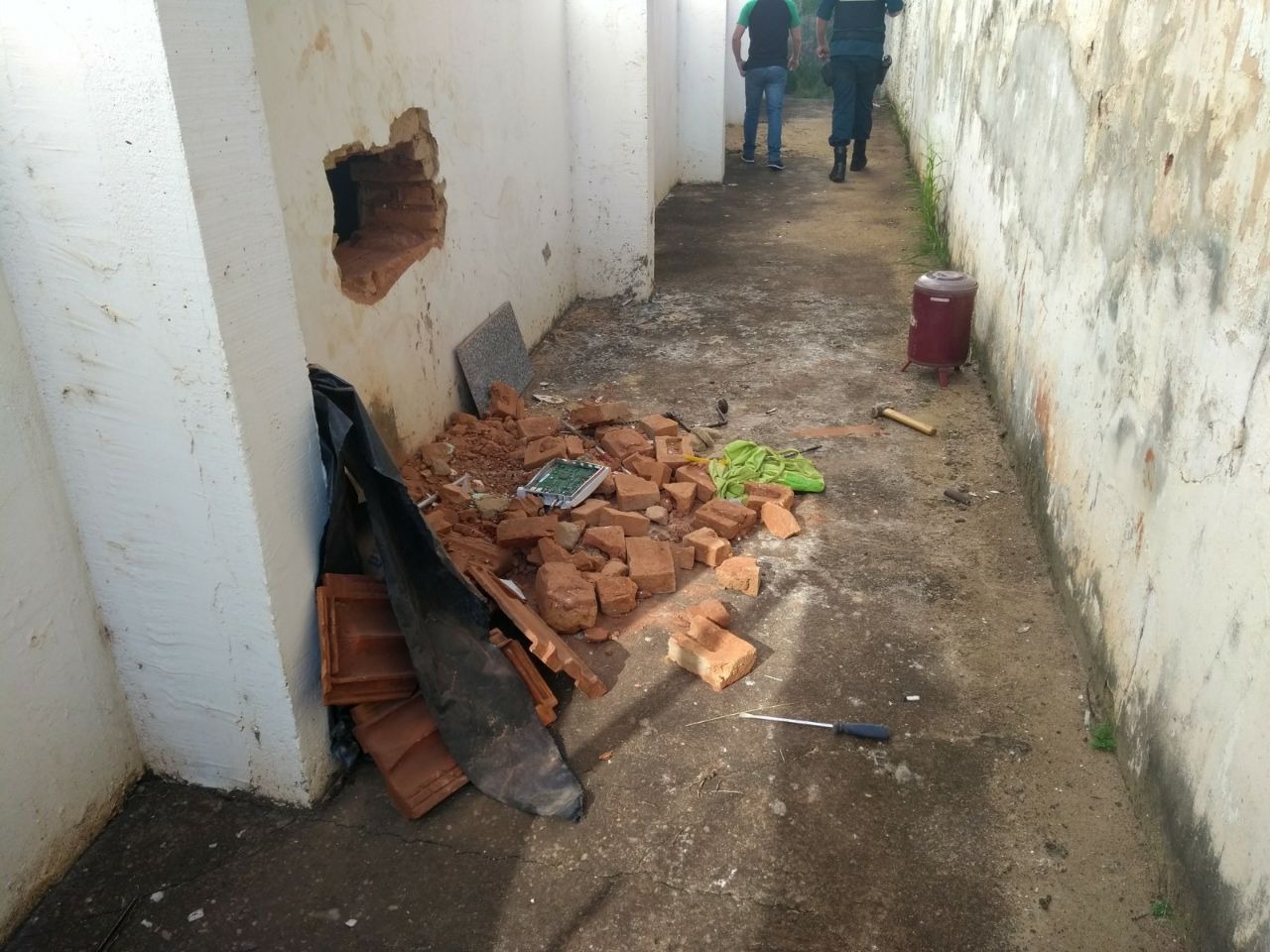 Ladrões abrem burraco em parede de agência bancária em Itaporã