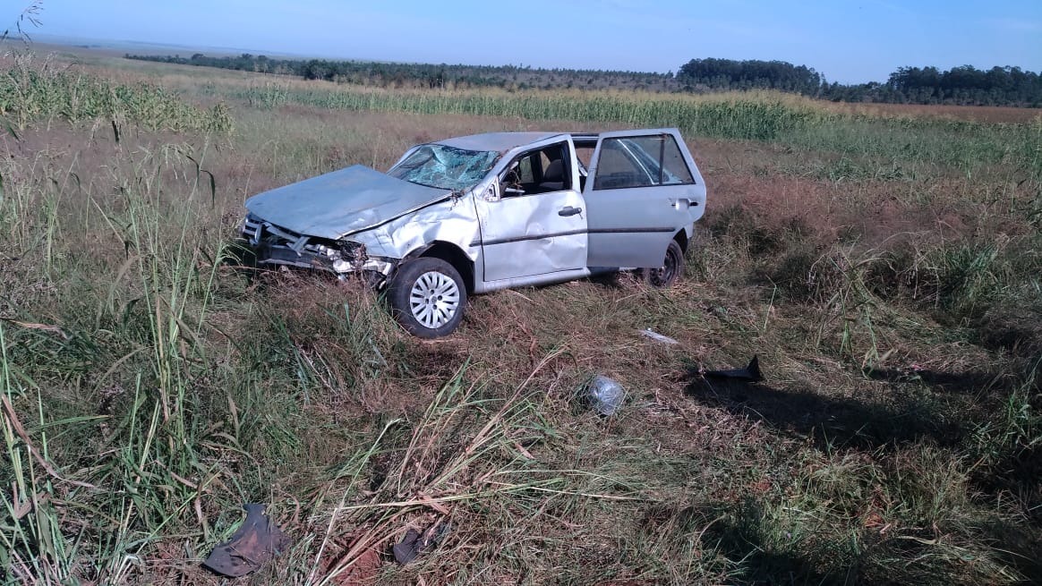 Motorista morre após ser arremessado para fora do carro na MS-489 Motorista morre após ser arremessado para fora do carro na MS-489