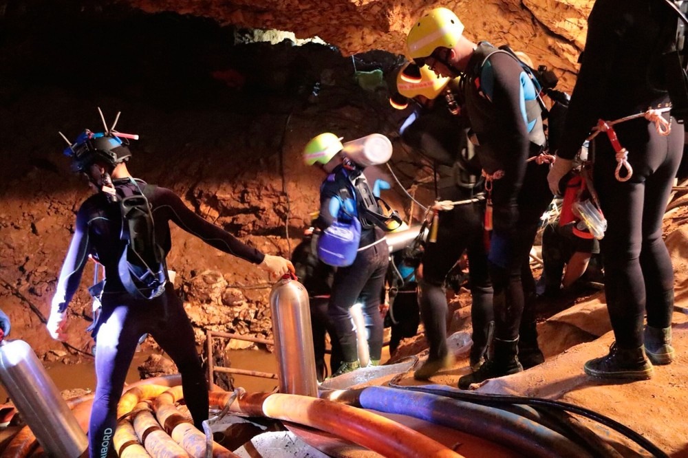 Chuva atinge caverna na Tailândia onde equipes lutam por resgate de crianças Equipes trabalham em resgate de meninos e técnico que estão presos em caverna na Tailândia, neste sábado (7) (Foto: Royal Thai Navy via AP)