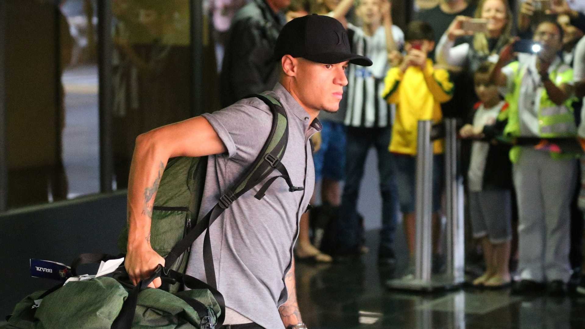 Após eliminação, seleção desembarca no Rio, e Tite agradece torcida Reuters / Sergio Moraes