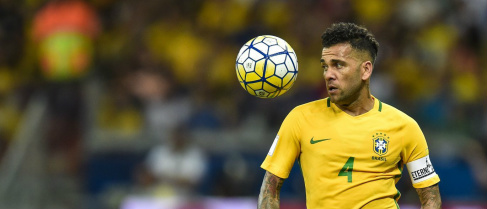 Daniel Alves pode se tornar o jogador com mais títulos da história © Getty Images