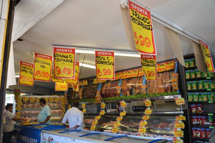 Efeito da greve dos caminhoneiros nos preços deve se dissipar este mês Especialistas prevêem queda dos preços ainda este mês (Antonio Cruz/ Agência Brasil)