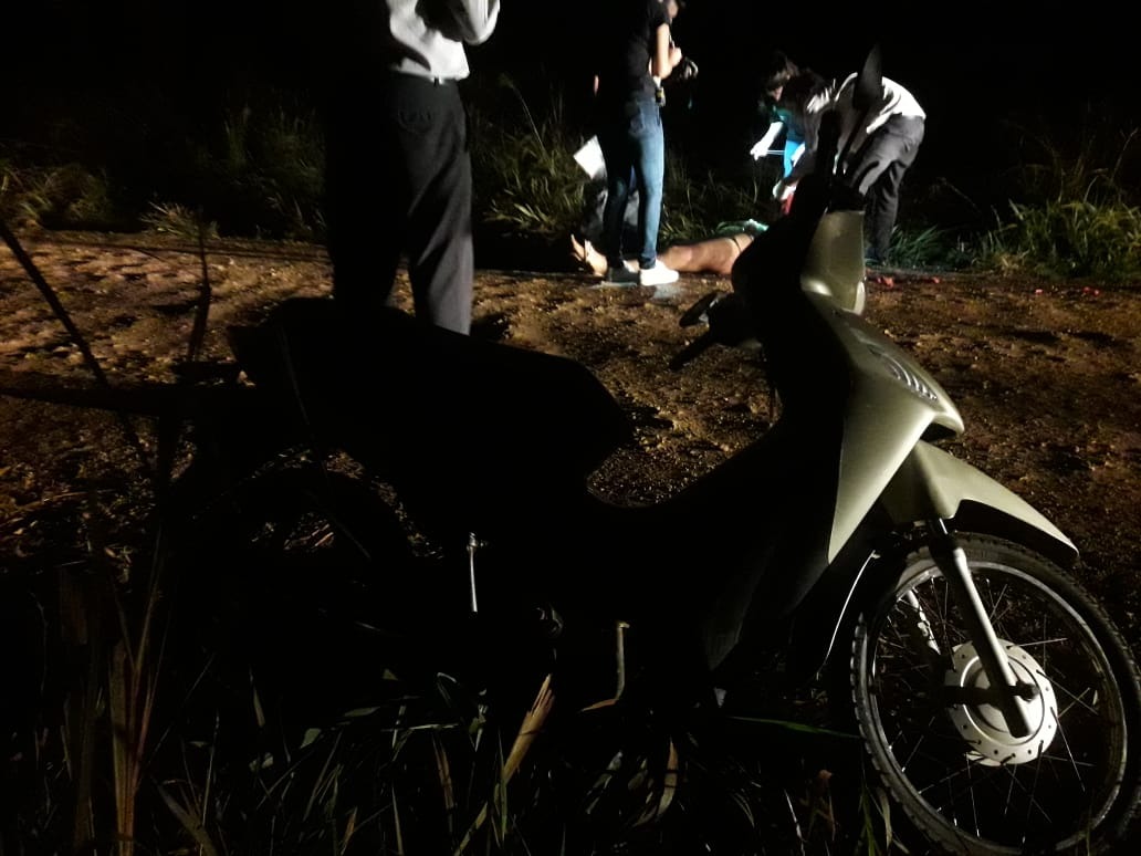 Travesti é encontrada morta com sinais de pedradas na cabeça e 20 facadas pelo corpo Pericia sendo realizada no local. Olimar Gamarra