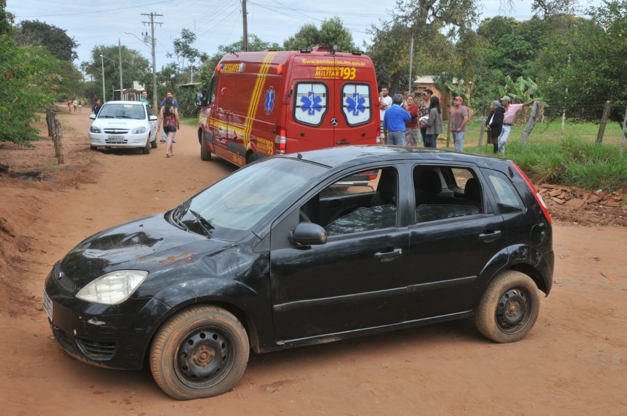 Mulher fica ferida após capotar veículo em rua de terra da Chácara das Mansões Vítima foi socorrida à Santa Casa com suspeita de fratura - Foto: Valdenir Rezende
