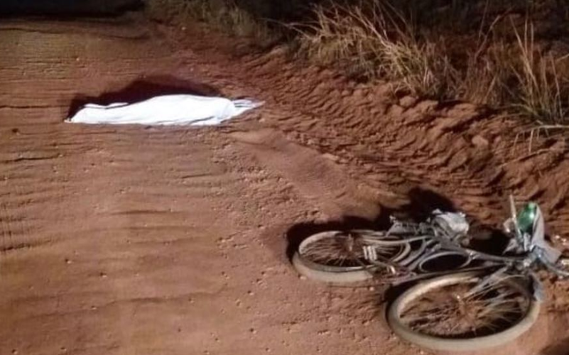 Homem é encontrado morto ao lado de bicicleta na MS-473 Pelo traçado de pneu deixado no local, o homem pode ter sido atropelado e condutor fugido - Foto: Nova News