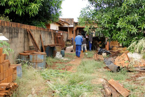 Em Dourados CCZ intervém para tirar lixo de residência Prefeitura de Dourados fez vistoria em residência e retirou muito lixo e materiais que podem acumular água e também ser criadouro de ratos e baratas ( Chico Leite/Assecom)