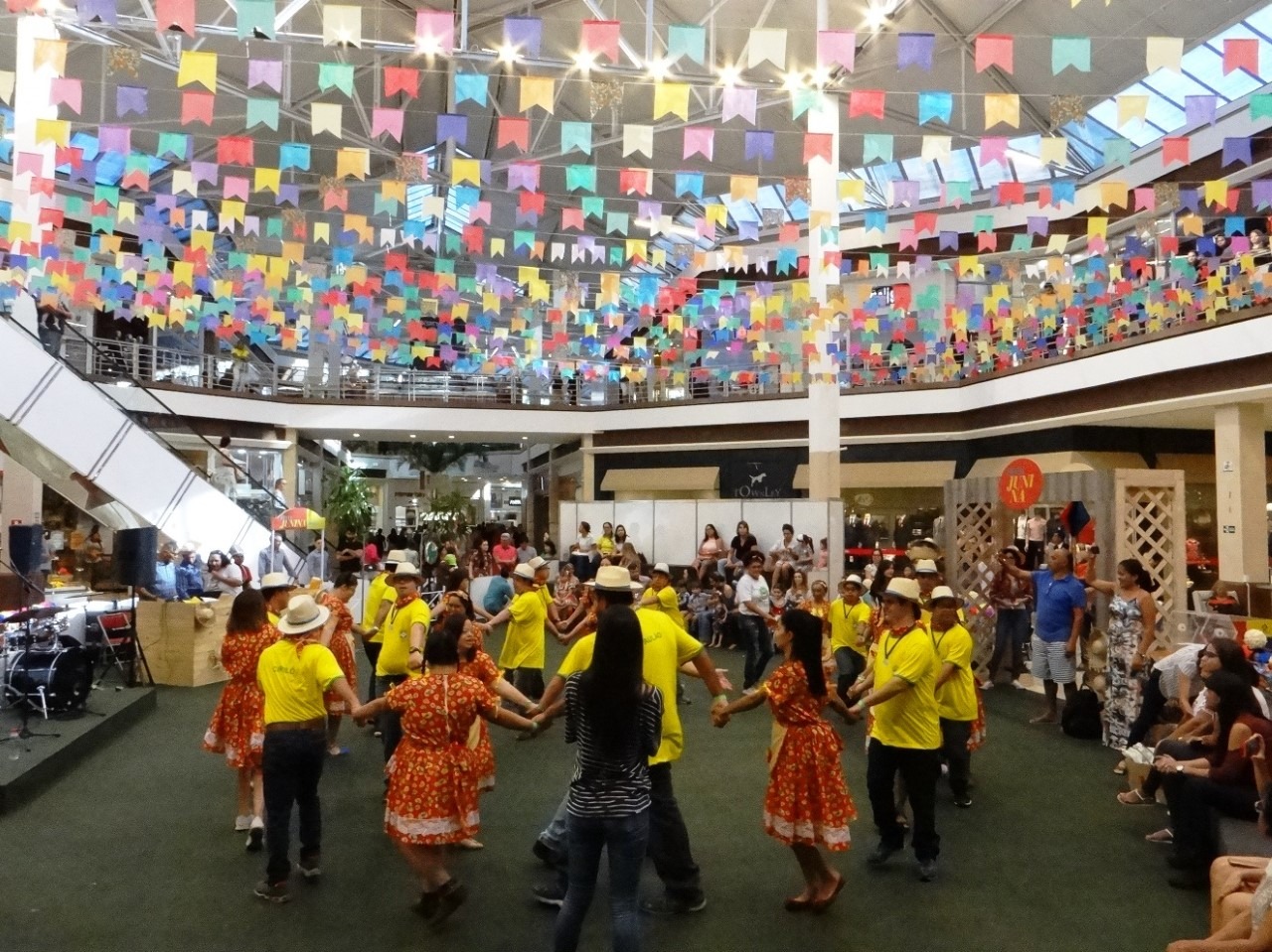 Alunos com síndrome de down dão show à parte em Festa Junina de Shopping Divulgação