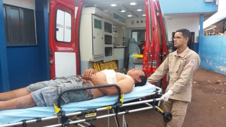 Iozinho Porto sendo socorrido pelo Corpo de Bombeiros - Foto: Osvaldo Duarte
