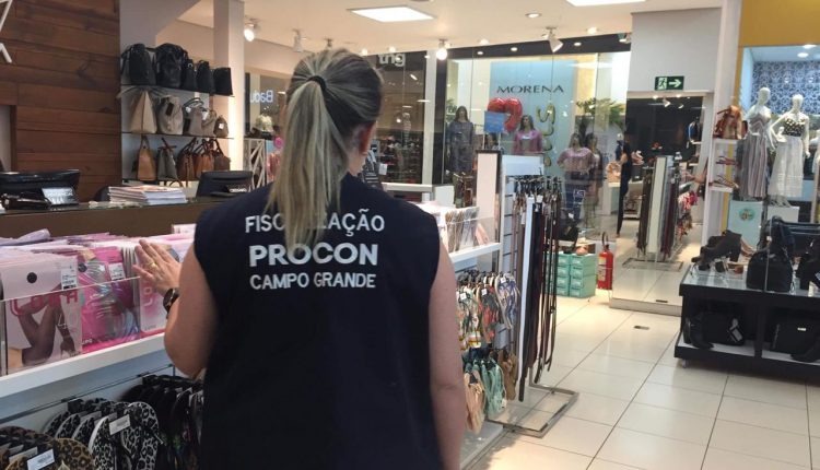 Procon multa 26 estabelecimentos durante Operação Dia dos Namorados Fiscal do Procon durante ação. Divulgação