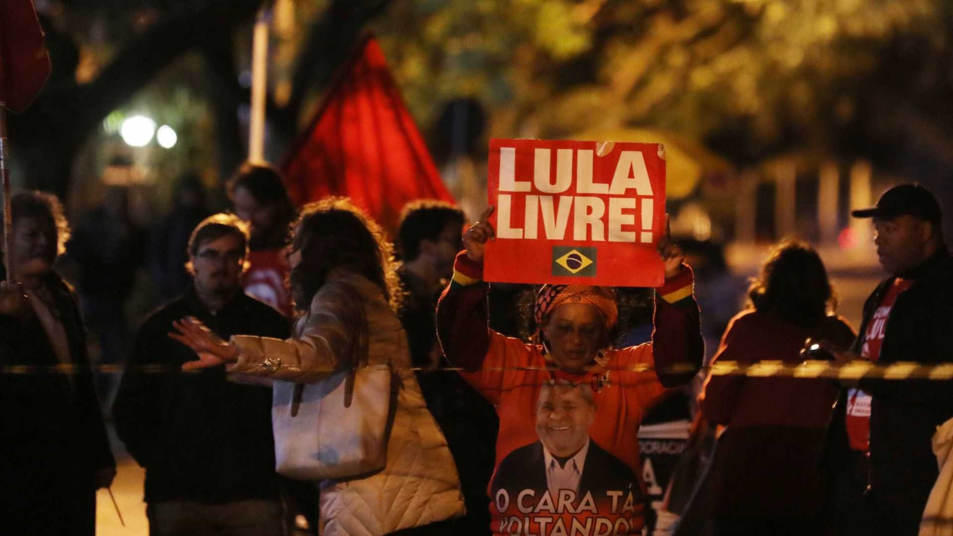 Entenda a estratégia do PT ao pedir liberdade de Lula Reuters Photographer