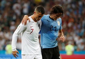 Transferência de Cristiano Ronaldo para Juventus pode criar "dança das cadeiras" no mercado Cristiano Ronaldo e Cavani na Copa do Mundo. Dupla pode mudar de ares na atual janela de transferências (Foto: Reuters)
