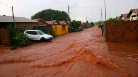 Temporal deixou ruas alagadas - Foto: Ivinotícias