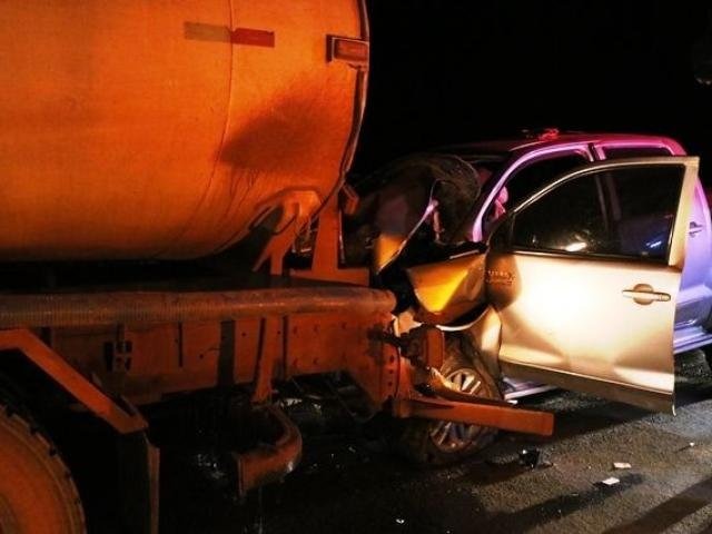Colisão entre caminhonete e caminhão deixa um morto e outro ferido Veículo ficou completamente destruído após bater na traseira do caminhão. Ivinoticias