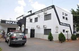 Bandidos se passam por clientes e assaltam farmácia Bandidos se passam por clientes e assaltam farmácia