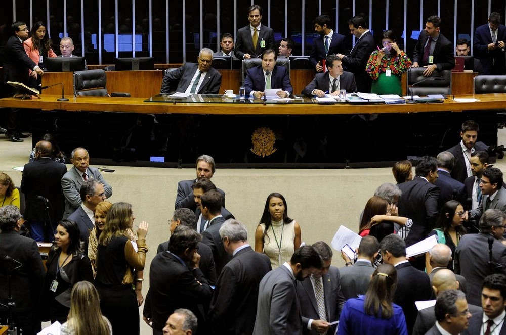 Câmara aprova isenção do pagamento da conta de luz para famílias de baixa renda Deputados reunidos no plenário da Câmara durante a sessão desta terça (10). Luis Macedo/Câmara dos Deputados
