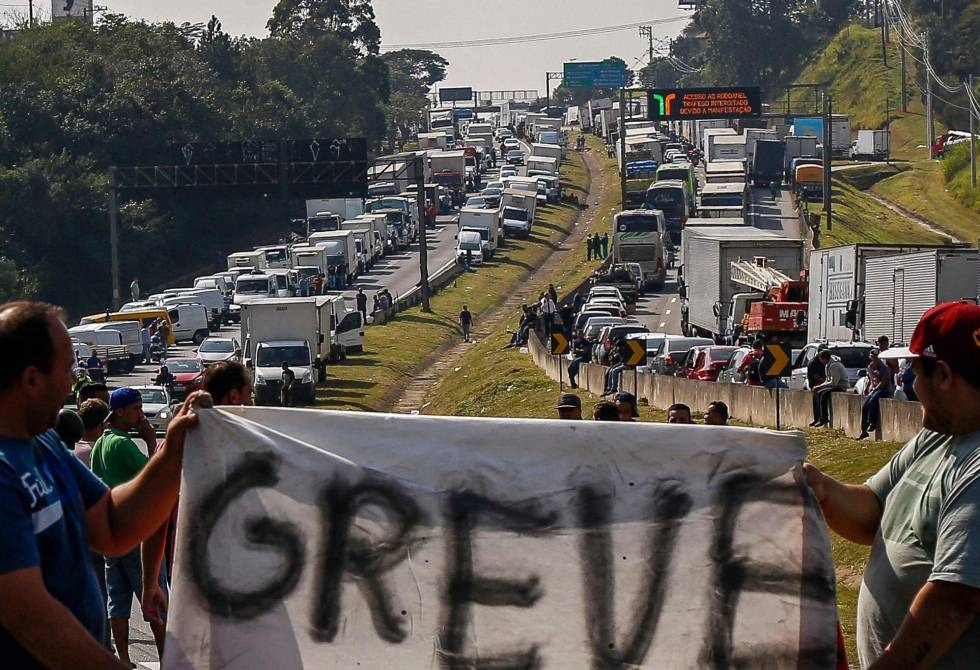 Greve de caminhoneiros atingem pelo menos 14 estados brasileiros, afirma IBGE Greve de caminhoneiros atingem pelo menos 14 estados brasileiros, afirma IBGE