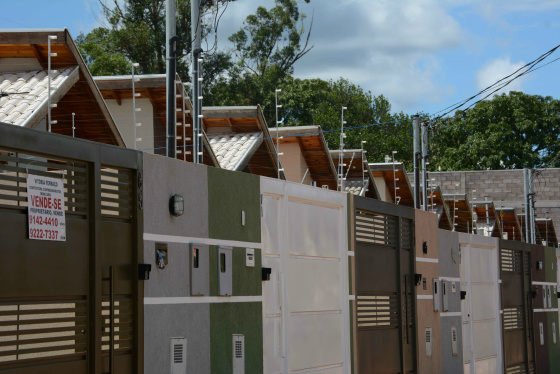 Crédito caro transformou 2016 no pior ano para a construção no Estado Nos bairros de Campo Grande é alto o número de imóveis para venda - Foto: Paulo Ribas/Correio do Estado