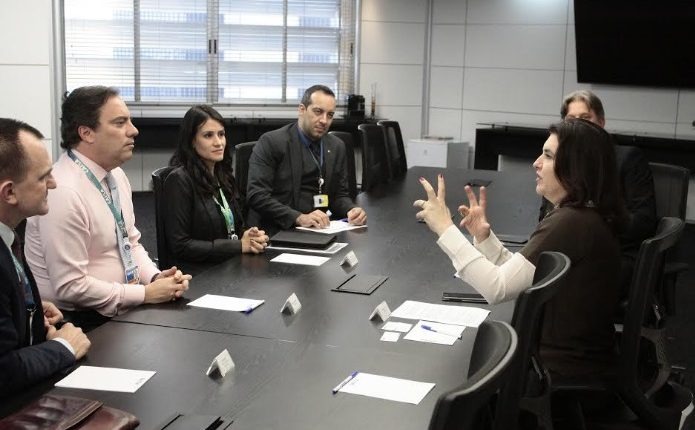MS receberá R$ 42 milhões para construção de 500 casas populares Senadora do MDB participou de reunião em abril, com representantes da Caixa - Roberto Castello/ Ascom
