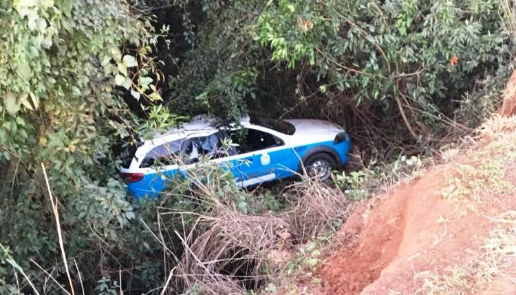 Viatura policial é fechada por carreta e capota na BR-163 Viatura policial é fechada por carreta e capota na BR-163