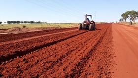 Obra do macroanel avança com a preparação para asfalto e construção de rotatória Obra do macroanel avança com a preparação para asfalto e construção de rotatória