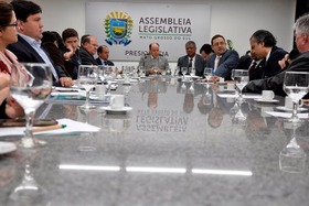 Setor siderúrgico pede alteração de legislação para aproveitamento de material lenhoso Reunião ocorreu na sala da Presidência da Assembleia Legislativa
Foto: Luciana Nassar