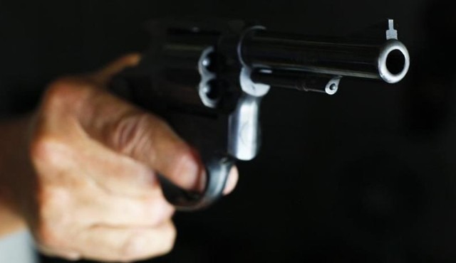 Bandidos roubam jovem em ponto de ônibus, tentam atirar mas arma falha Bandidos roubam jovem em ponto de ônibus, tentam atirar mas arma falha