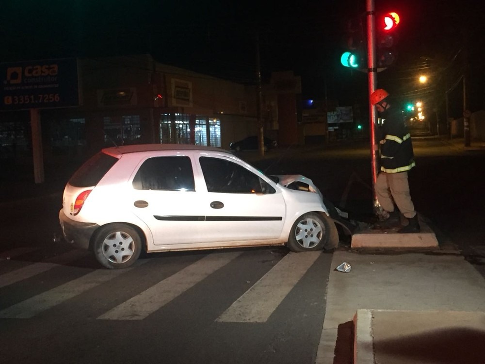 Carro bateu em poste de semáforo. Dyego Queiroz