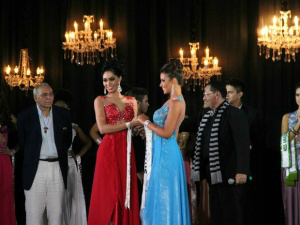 Em concurso, vice não aceita derrota e arranca coroa da Miss Amazonas Antes da confusão, campeã (de azul) e vice (de vermelho) aguardaram o resultado de mãos dadas (Foto: Marcos Dantas/G1 AM)