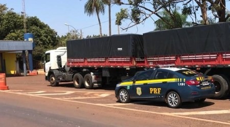PRF flagra 160 mil maços de cigarro escondidos em carga de copos plásticos Divulgação