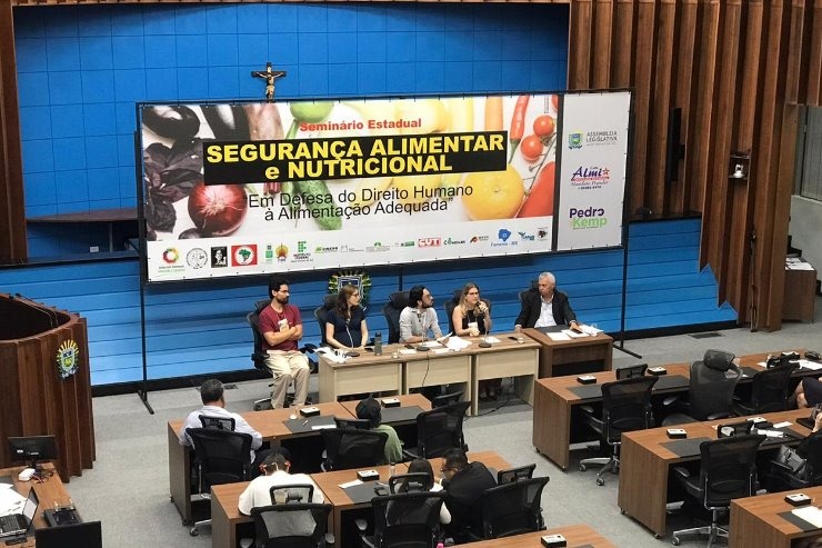 Seminário debate a necessidade de lei estadual sobre alimentação saudável em escolas Mesa de trabalho do Seminário Estadual de Segurança Alimentar e Nutricional durante o período da tarde. Rázia Krug