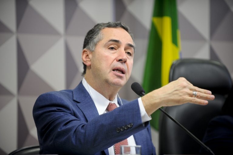 Maia e Alcolumbre se reúnem com Barroso para debater calendário eleitoral Segundo Barroso, datas do pleito serão definidas pelo Congresso Nacional por meio de emenda constitucional.
